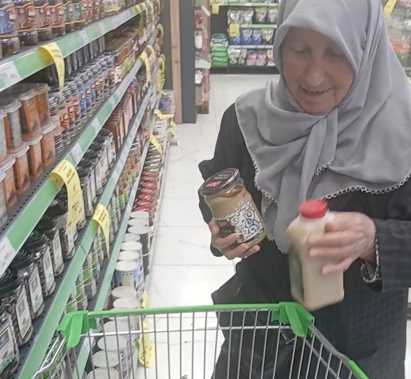 Kanser hastası anneye gıda yardımı